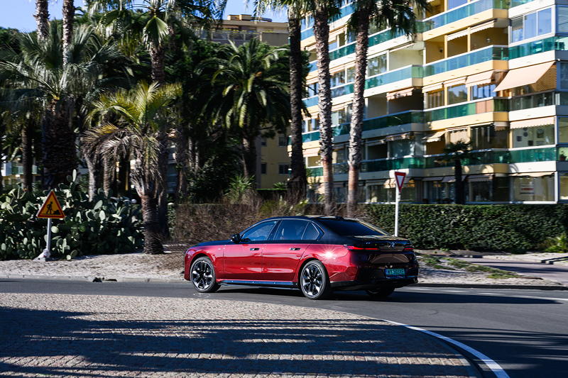 BMW i7 xDrive60 in Zweifarblackierung Aventurin Rot und Saphirschwarz