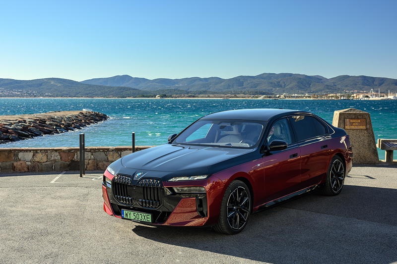 BMW i7 xDrive60 in Zweifarblackierung Aventurin Rot und Saphirschwarz