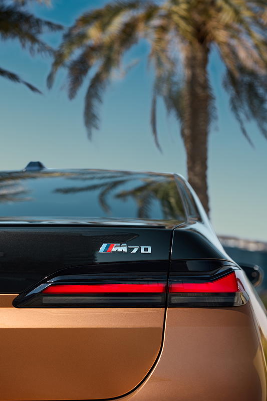 BMW i7 M70 xDrive, Typ-Bezeichnung M70 auf der Heckklappe