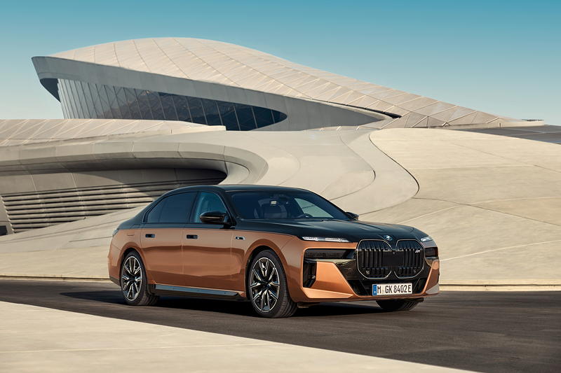 Neue Two-Tone Lackierung fr den BMW i7 M70 xDrive: BMW Individual Liquid Copper metallic fr den unteren Fahrzeugkrper und Saphirschwarz metallic fr oben.