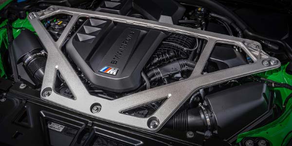 BMW M3 CS, Motorraum mit Verstrebung