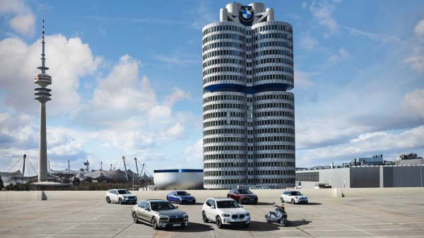 BMW Elektro-Flotte an der BMW Konzernzentrale in München