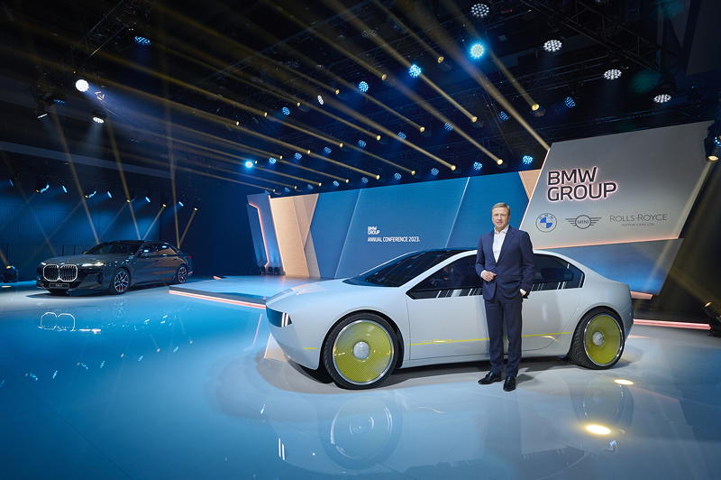 BMW Group Jahreskonferenz 2023 am 15.03.2023: Oliver Zipse, Vorsitzender des Vorstands der BMW AG, mit dem BMW i Vision Dee