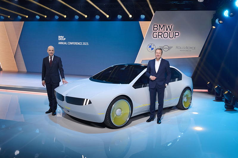 BMW Group Jahreskonferenz 2023 am 15.03.2023: Dr. Nicolas Peter, Mitglied des Vorstands der BMW AG, Finanzen, und Oliver Zipse, Vorsitzender des Vorstands der BMW AG, mit dem BMW i Vision Dee