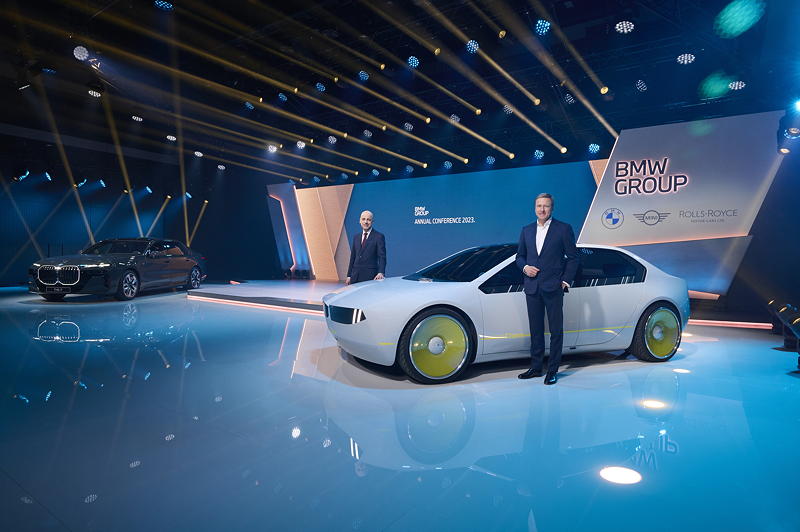 BMW Group Jahreskonferenz 2023 am 15.03.2023: Dr. Nicolas Peter, Mitglied des Vorstands der BMW AG, Finanzen, und Oliver Zipse, Vorsitzender des Vorstands der BMW AG, mit dem BMW i Vision Dee
