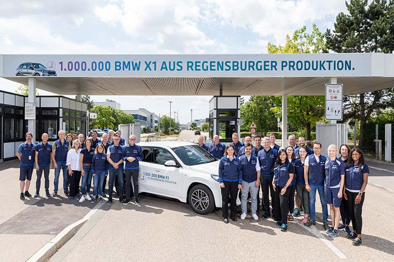  BMW Group Werk Regensburg: Produktionsjubil�um � 1.000.000 BMW X1 made in der Oberpfalz, Jubil�umsfahrzeug ist ein vollelektrischer BMW iX1 in Alpinwei�