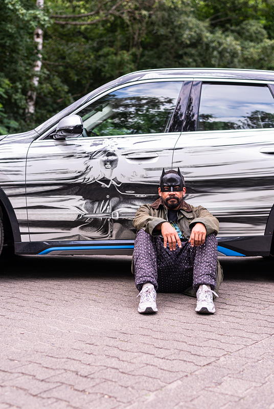 Bekanntgabe der langfristigen Partnerschaft zwischen dem St�del Museum Frankfurt und BMW. Sammlungsk�nstler Marc Brandenburg vor seinem gestalteten BMW iX1.