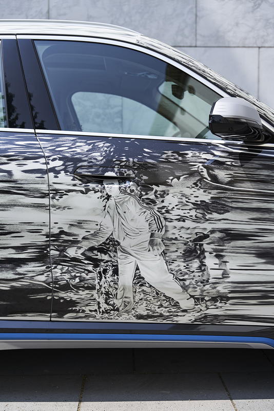 Bekanntgabe der langfristigen Partnerschaft zwischen dem St�del Museum Frankfurt und BMW am 11. Juli im St�del Garten. BMW iX1 gestaltet von Sammlungsk�nstler Marc Brandenburg.