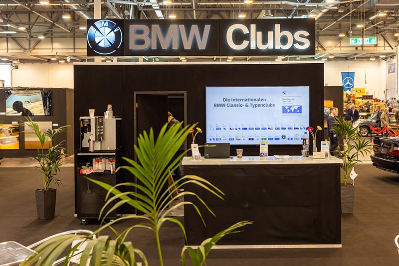 Eine Auswahl an BMW Clubs prsentiert sich auf einem Gemeinschaftsstand auf der Techno Classica 2023 in Essen