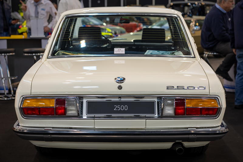 Techno Classica 2023: BMW 2500 (E3), mit heizbarer Heckscheibe, Typ-Bezeichnung auf der Heckklappe