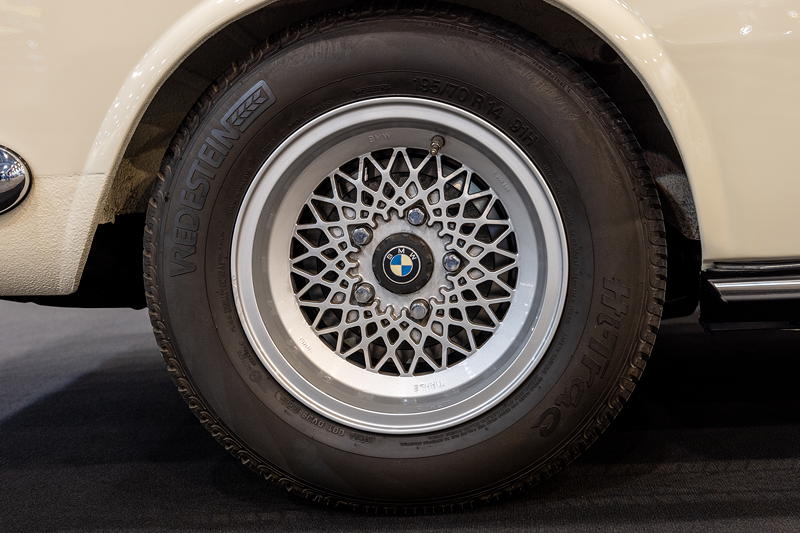 Techno Classica 2023: BMW 2800 CS (E9), 7 x 14 Zoll Rad