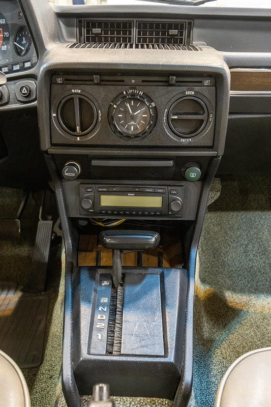 Techno Classica 2023: BMW 528i (E12), Mittelkonsole