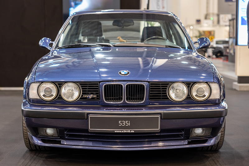 Techno Classica 2023: BMW 535i Hartge (E34) in Lazurblau metallic von Josip Draskovic, ausgestellt von der BMW 5er E34 IG