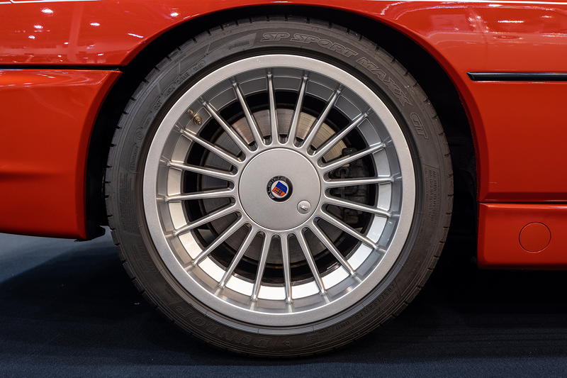 Techno Classica 2023: BMW Alpina B12 5,7 (E31), Alpina Rad im klassischen Design, hinten: 10,5 x 18 Zoll mit 285/35 Bereifung