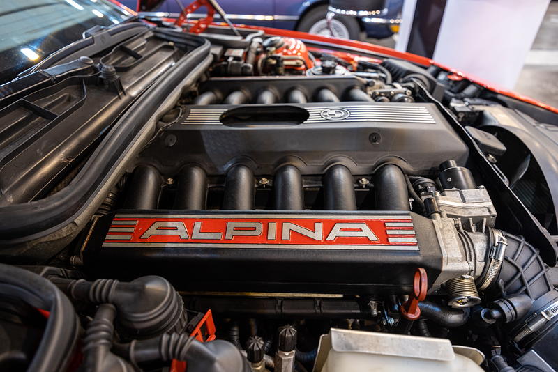 Techno Classica 2023: BMW Alpina B12 5,7 (E31), V12-Motor, Leistung: 306 kW/416 PS bei 5.400 U/Min.; Drehmoment: 570 Nm bei 4.000 U/Min.