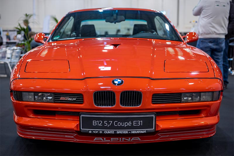 Techno Classica 2023: BMW Alpina B12 5,7 (E31) in Mugelio Rot von Rainer Witt ('Alpina0815'), ausgestellt von der Alpina Gemeinschaft e.V. International