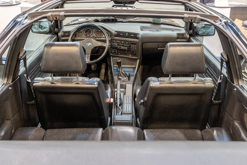Techno Classica 2023: BMW M3 Baur Topcabriolet TC2 (E30), Blick durch das offene Dach in den Innenraum
