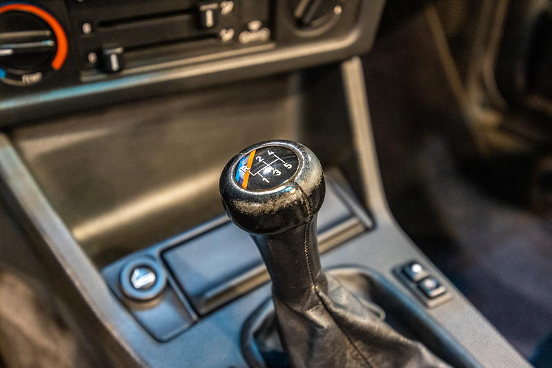 Techno Classica 2023: BMW M3 Baur Topcabriolet TC2 (E30), Schalthebel
