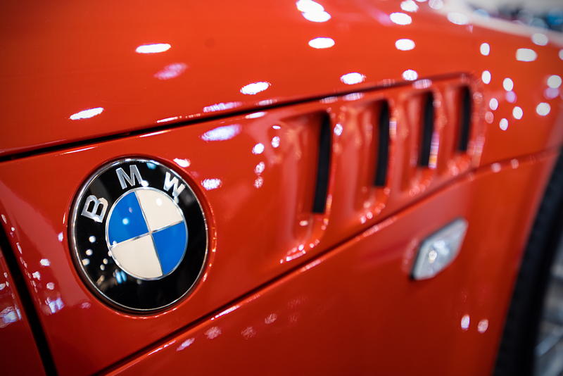 Techno Classica 2023: BMW Z3, seitliches BMW Logo mit Lftungskiemen