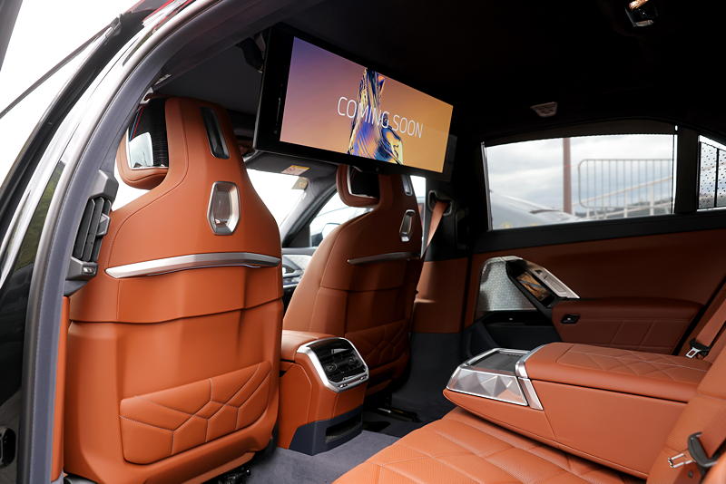 Der BMW i7 M70 whrend der Weltpremiere von 'The Calm' in Cannes