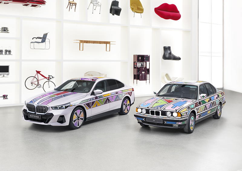 BMW i5 Flow NOSTOKANA neben dem BMW 525i Art Car aus dem Jahr 1991