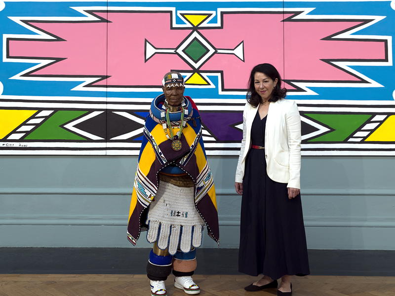 Treffen von Esther Mahlangu und BMW Group Ingenieurin Stella Clarke anl�sslich der Er�ffnung von Esther Mahlangus erster Retrospektive in Kapstadt. Foto: Clint Strydom