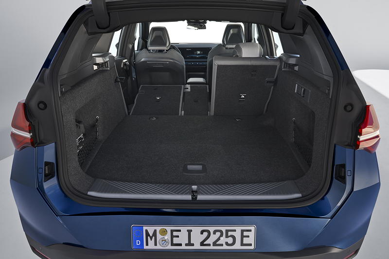 Der neue BMW X3 30e xDrive, Kofferraum mit geteilt umlegbaren Sitzen im Fond.