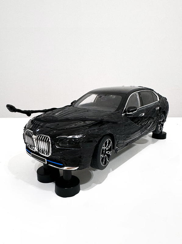K�nstlerisch gestaltete BMW i7 Miniatur von Heemin Chung