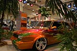 VW Golf unter künstlichen Palmen in Halle 12