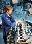 BMW Motorenwerk Steyr, Motormontage, Einsetzen der Kolben 