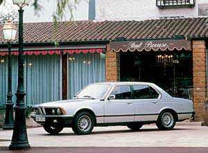 1977: BMW 7er Reihe - BMW etabliert sich in der Luxusklasse