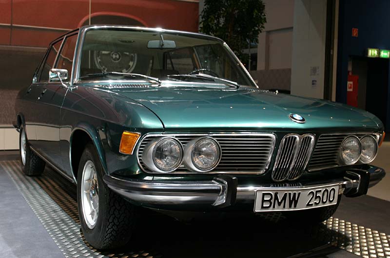 BMW 2500 auf der Techno Classica 2004 in Essen