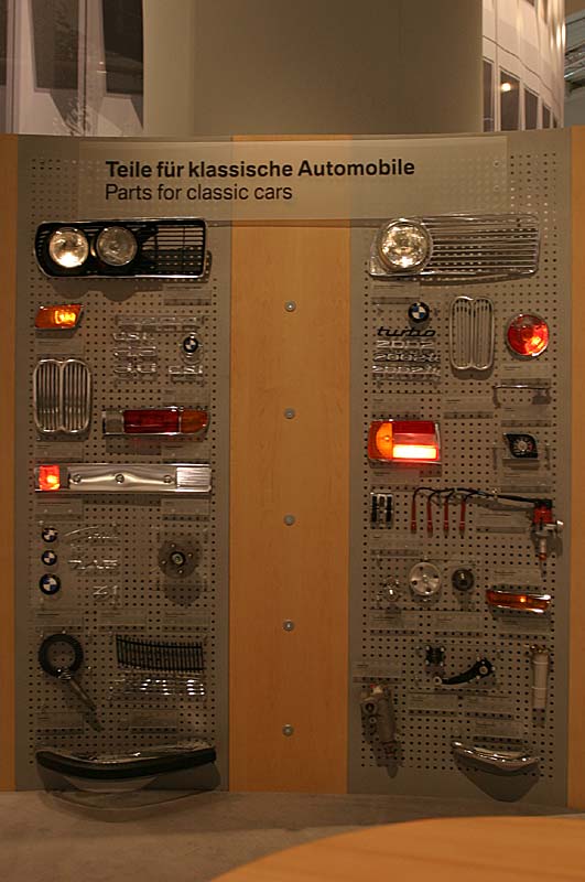 Teile fr klassische BMW-Automobile auf dem Stand der Mobilen Traditon auf der Techno Classica 2004
