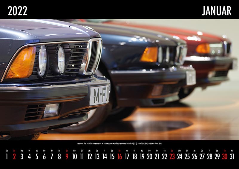  7-forum.com Kalender 2022: Die ersten drei BMW 7er-Generationen im BMW Museum Mnchen, von vorne: BMW 745i (E23), BMW 750i (E32) und BMW 730d (E38)