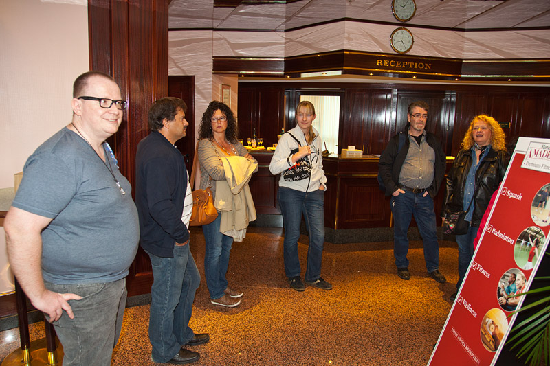 die ersten Teilnehmer am Freitag Abend im Hotel Amadeus, links: Haupt-Organisator Andreas ('Andimp3')