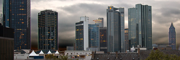 Skyline von Frankfurt, gesehen vom Parkhaus in der Schillerpassage am Freitagabend