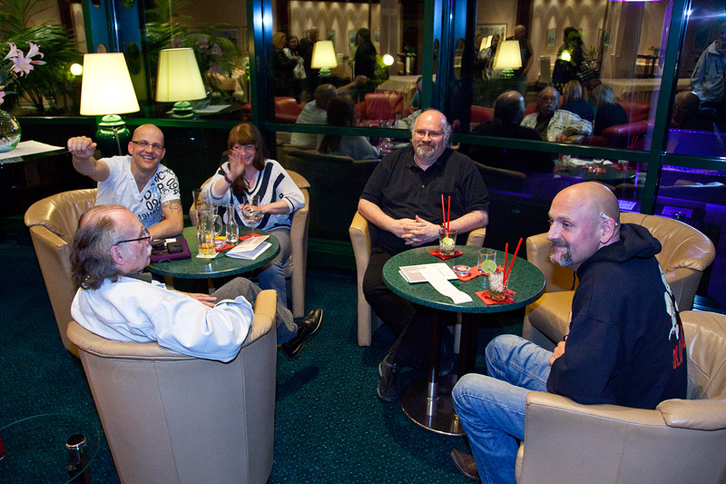 weitere fr�h angereiste Teilnehmer im Jahrestreffenhotel Amadeus in Frankfurt am Abend vor dem Jahrestreffen