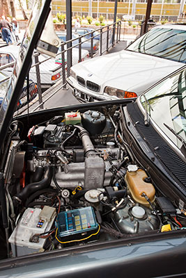   Motorraum des BMW 745iA Executive (E23) von Heinz-Peter ('TurboPeter'), dahinter der BMW L7 von Hans-Peter ('hpcaesar')