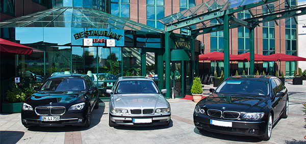 am Morgen vor dem Jahrestreffenhote Amadeus in Frankfurt: drei Generationen 7er-BMW