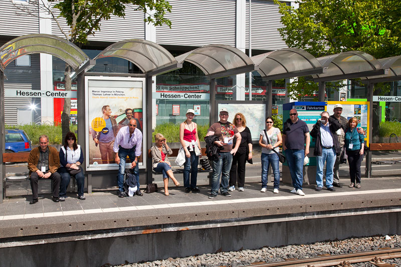 Jahrestreffen-Teilneher an der Stadtbahn-Haltestelle am Hessen-Center in Frankfurt