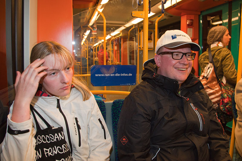 ORGA-Team Mitglieder Viola ('*Phoebe*') und Andreas ('andimp3') am Abend in der Stadtbahn