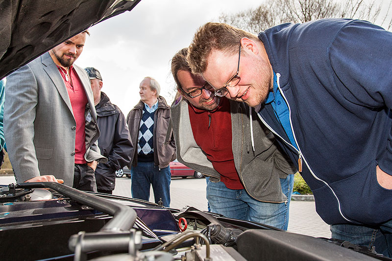 Unter die Hauben der teilnehmenden Fahrzeuge wurde auch teils geschaut.