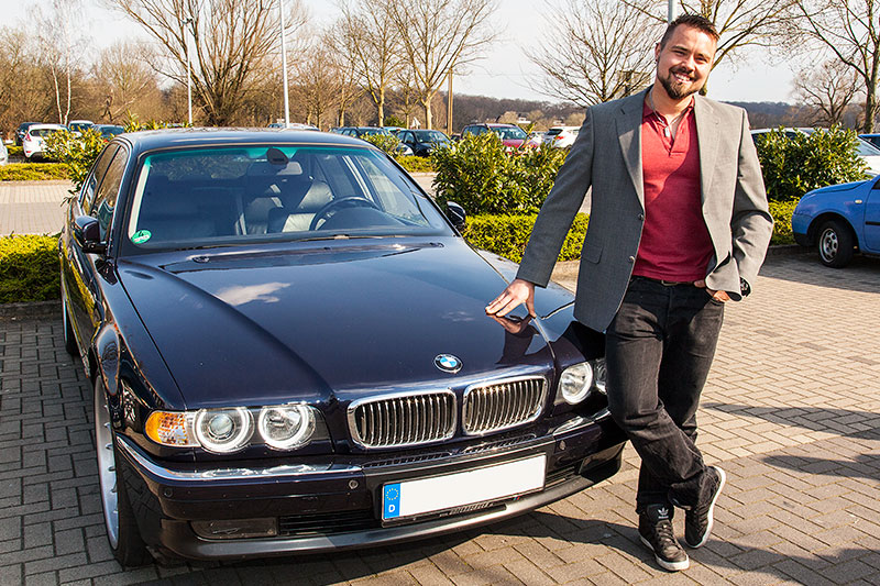 Alain ('Alien') und sein BMW 730i (E38) in neuem Dress beim Rhein-Ruhr-Stammtisch im April 2015.