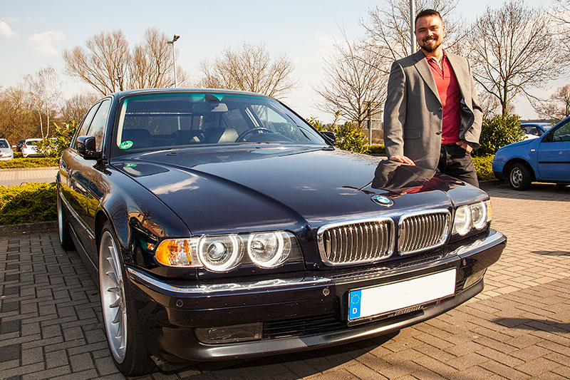 Alain ('Alien') und sein BMW 730i (E38) in neuem Dress beim Rhein-Ruhr-Stammtisch im April 2015.
