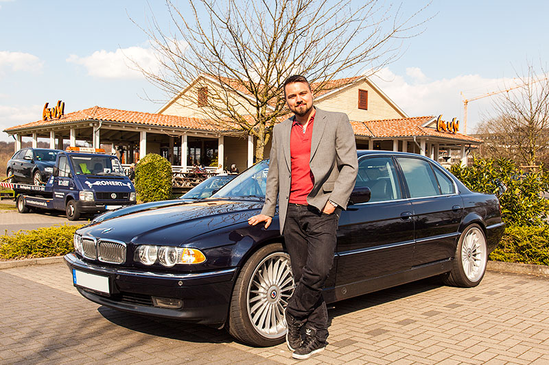 Alain ('Alien') und sein BMW 730i (E38) in neuem Dress beim Rhein-Ruhr-Stammtisch im April 2015.