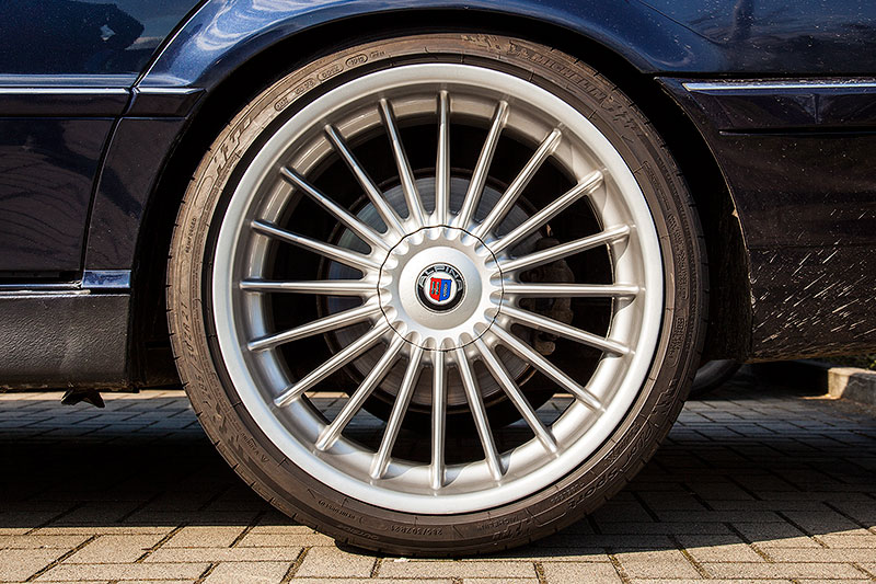 M�chtige 21 Zoll Alpina Felgen auf dem BMW 730i (E38) von Alain ('Alien'). Eine Alpina Frontlippe soll noch folgen.