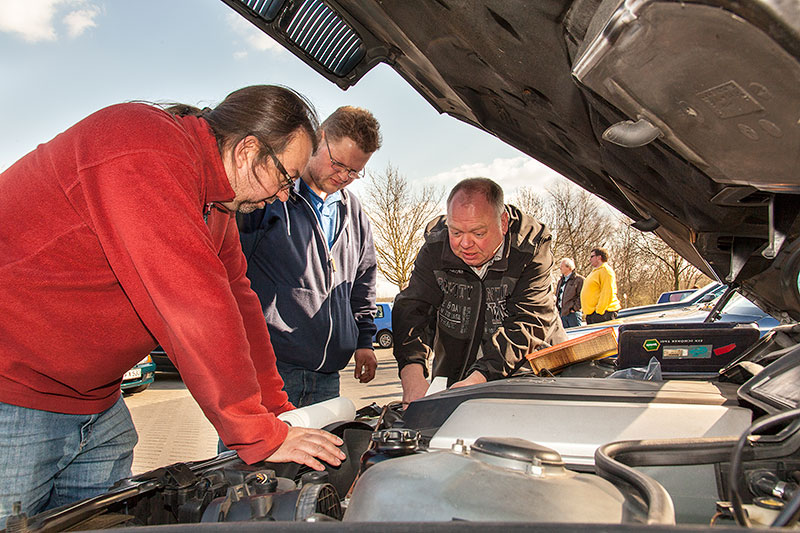 An diesem BMW 7er (E38) wurde beim Stammtisch nicht nur geschaut, sondern geschraubt.