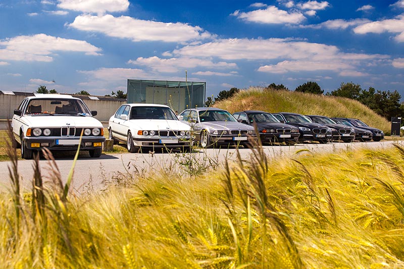 Die Teilnehmerfahrzeuge vor der Langen Foundation in Neuss
