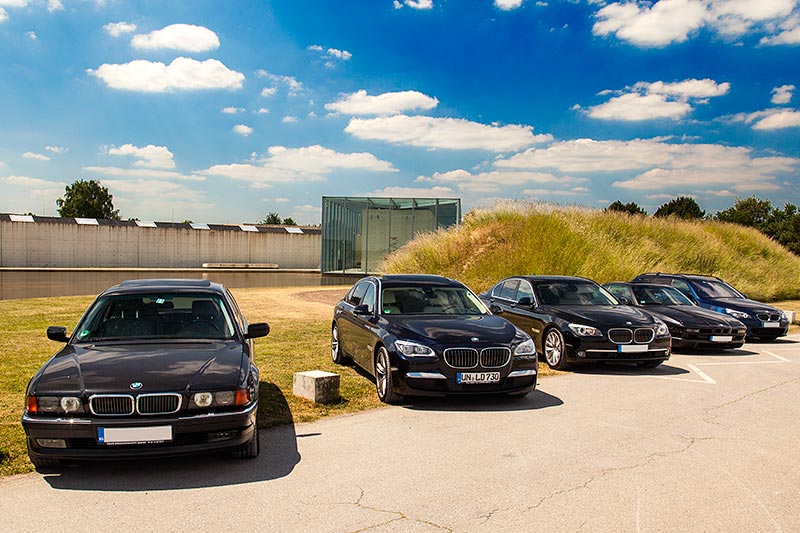 Teilnehmerfahrzeuge vor der Langen Foundation in Neuss