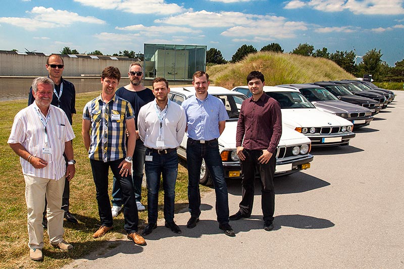 Teilnehmer von 7-forum.com mit ihren Teilnehmerfahrzeuge vor der Langen Foundation in Neuss